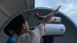 Ilustrasi - Tim Observatorium Albiruni Unisba saat melakukan pemantauan hilal 1 Ramadhan 1445 Hijriah di Kampus Unisba, Kota Bandung. Foto: Antara