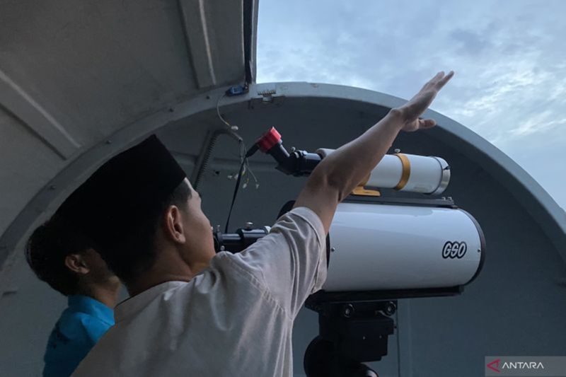 Ilustrasi - Tim Observatorium Albiruni Unisba saat melakukan pemantauan hilal 1 Ramadhan 1445 Hijriah di Kampus Unisba, Kota Bandung. Foto: Antara