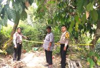 Personel menunjukkan lokasi penemuan granat di Dusun I Desa Naga Kesiangan, Kecamatan Tebing Tinggi Kabupaten Serdang Bedagai, Sumatera Utara. Foto: Humas Polres Tebing Tinggi