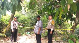 Personel menunjukkan lokasi penemuan granat di Dusun I Desa Naga Kesiangan, Kecamatan Tebing Tinggi Kabupaten Serdang Bedagai, Sumatera Utara. Foto: Humas Polres Tebing Tinggi