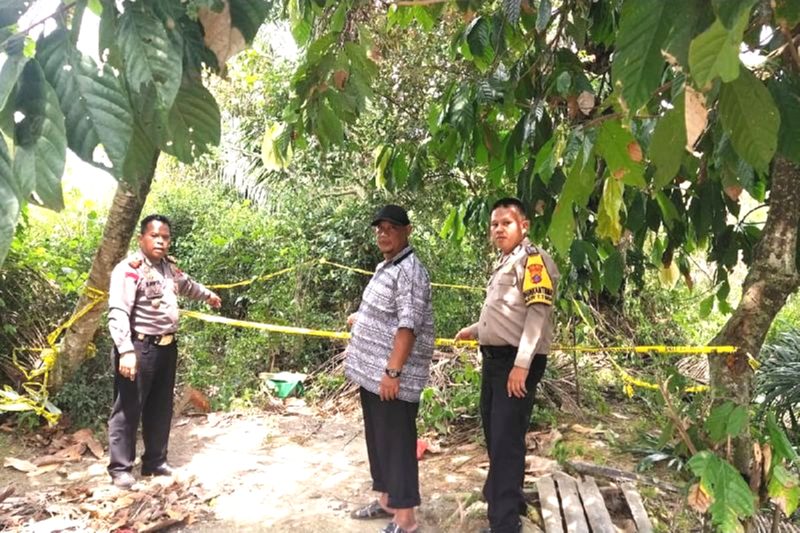 Personel menunjukkan lokasi penemuan granat di Dusun I Desa Naga Kesiangan, Kecamatan Tebing Tinggi Kabupaten Serdang Bedagai, Sumatera Utara. Foto: Humas Polres Tebing Tinggi