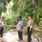 Personel menunjukkan lokasi penemuan granat di Dusun I Desa Naga Kesiangan, Kecamatan Tebing Tinggi Kabupaten Serdang Bedagai, Sumatera Utara. Foto: Humas Polres Tebing Tinggi