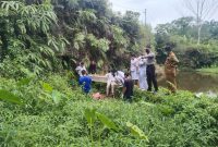 Seorang warga di Kabupaten Simalungun ditemukan tewas di pinggir kolam. Foto: Humas Polres Simalungun