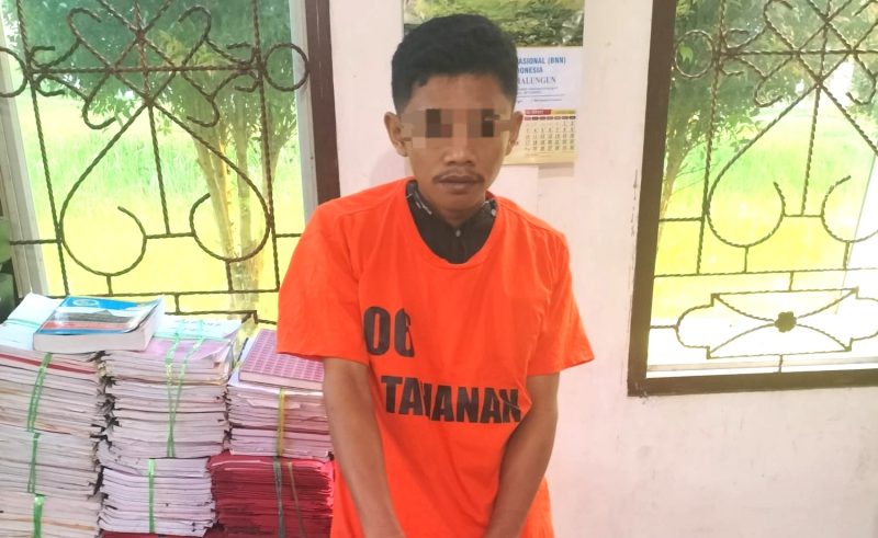 Pengedar Narkoba yang kerap menjual sabu-sabu di areal sekolah SLTA KRIDA Pematang Kerasaan  setelah diciduk Satres Narkoba Polres Simalungun. (Foto: Istimewa) 