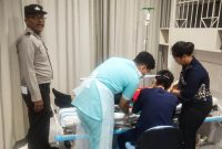 Seorang karyawan minimarket mengalami luka setelah diserang pelaku perampokan. Foto: Humas Polres Simalungun
