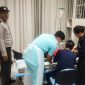Seorang karyawan minimarket mengalami luka setelah diserang pelaku perampokan. Foto: Humas Polres Simalungun