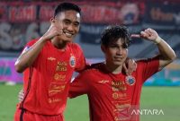 Pemain Persija Jakarta Ryo Matsumura (kanan) bersama Rizky Ridho (kiri) berselebrasi usai mencetak gol ke gawang Dewa United di Stadion Kapten I Wayan Dipta, Gianyar, Bali, Sabtu (2/3/2024). ANTARA FOTO/Nyoman Hendra Wibowo