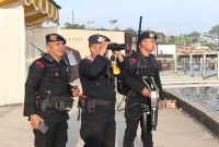 Personel Sat Brimob Polda Sumut memantau drone ilegal yang terbang di arena balapan F1 Powerboat di Danau Toba. Foto: Humas Polda Sumut