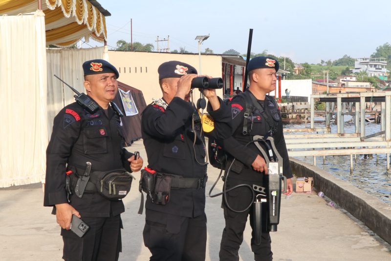 Personel Sat Brimob Polda Sumut memantau drone ilegal yang terbang di arena balapan F1 Powerboat di Danau Toba. Foto: Humas Polda Sumut
