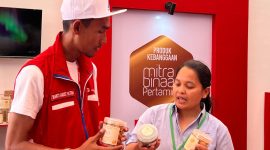 Area Manager Comm, Rel & CSR Pertamina Patra Niaga Sumbagut Susanto August Satria saat mengunjungi salah satu stan UMKM binaan pada Toba UMKM Expo 2024. Foto: Pertamina Patra Niaga Sumbagut
