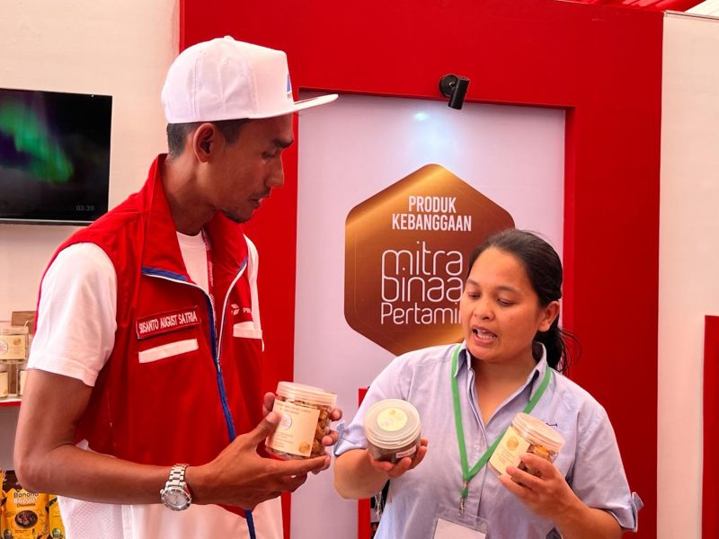 Area Manager Comm, Rel & CSR Pertamina Patra Niaga Sumbagut Susanto August Satria saat mengunjungi salah satu stan UMKM binaan pada Toba UMKM Expo 2024. Foto: Pertamina Patra Niaga Sumbagut