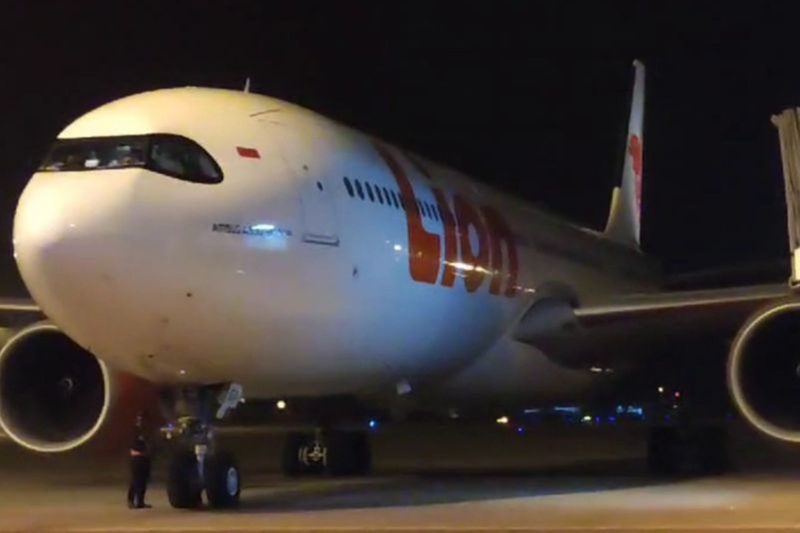 Pesawat Lion Air nomor penerbangan JT-106 mendarat di Bandar Udara Internasional Kualanamu Deli Serdang, Sumatera Utara, Senin (11/3/2024). Foto: Antara/ HO-Istimewa