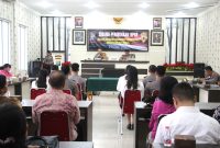 Wakapolres Nias Kompol KS Harefa dan Kabag SDM Kompol Dodi Nainggolan memimpin sidang BP4R terhadap empat personel yang akan menikah. Foto: Humas Polres Nias