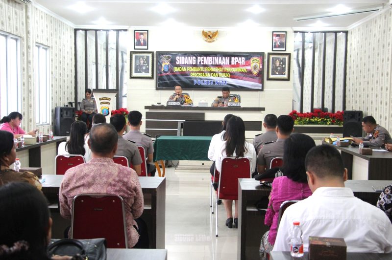 Wakapolres Nias Kompol KS Harefa dan Kabag SDM Kompol Dodi Nainggolan memimpin sidang BP4R terhadap empat personel yang akan menikah. Foto: Humas Polres Nias