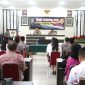 Wakapolres Nias Kompol KS Harefa dan Kabag SDM Kompol Dodi Nainggolan memimpin sidang BP4R terhadap empat personel yang akan menikah. Foto: Humas Polres Nias