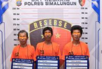 Tersangka pencuri sawit di PT Lonsum yang menyerang sekuriti menggunakan bom molotov diringkus Polres Simalungun. Foto: Humas Polres Simalungun