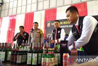 Konferensi pers terkait penangkapan penjual miras oleh Polresta Banda Aceh, Senin (18/3/2024). Foto: Antara/Rahmat Fajri.