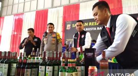 Konferensi pers terkait penangkapan penjual miras oleh Polresta Banda Aceh, Senin (18/3/2024). Foto: Antara/Rahmat Fajri.