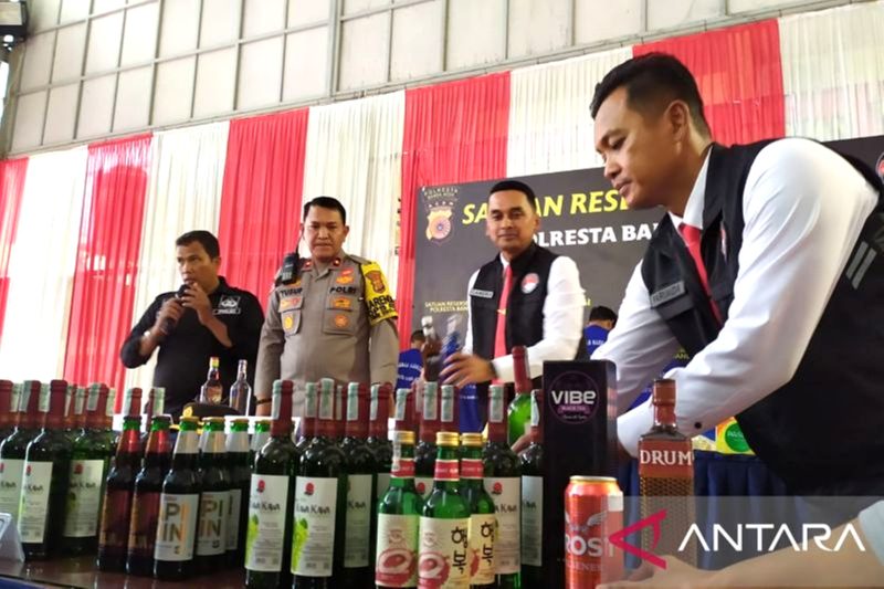 Konferensi pers terkait penangkapan penjual miras oleh Polresta Banda Aceh, Senin (18/3/2024). Foto: Antara/Rahmat Fajri.