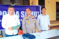 Kapolsek Perbaungan AKP S Gurusinga (tengah) bersama Kasi Humas Polres Serdang Bedagai (kiri) saat paparan kasus pembacokan. Foto: Humas Polres Serdang Bedagai