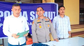Kapolsek Perbaungan AKP S Gurusinga (tengah) bersama Kasi Humas Polres Serdang Bedagai (kiri) saat paparan kasus pembacokan. Foto: Humas Polres Serdang Bedagai