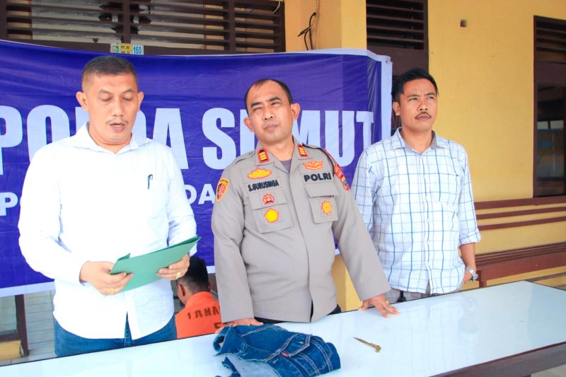 Kapolsek Perbaungan AKP S Gurusinga (tengah) bersama Kasi Humas Polres Serdang Bedagai (kiri) saat paparan kasus pembacokan. Foto: Humas Polres Serdang Bedagai