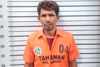 Personel Satres Narkoba Polres Deli Serdang meringkus MR alias Kerok, residivis yang menjadi pengedar narkoba. Foto: Humas Polres Serdang Bedagai