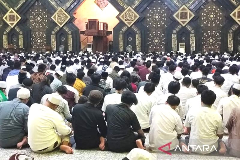 Ilustrasi - Jemaah tengah melaksanakan Salat Jumat