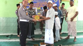 kasat Lantas Polres Nias AKP Sonahami Lase (kiri) saat menyerahkan Al Qur'an secara simbolis kepada BKM Masjid Taqwa Kota Gunungsitoli. Foto: Humas Polres Nias