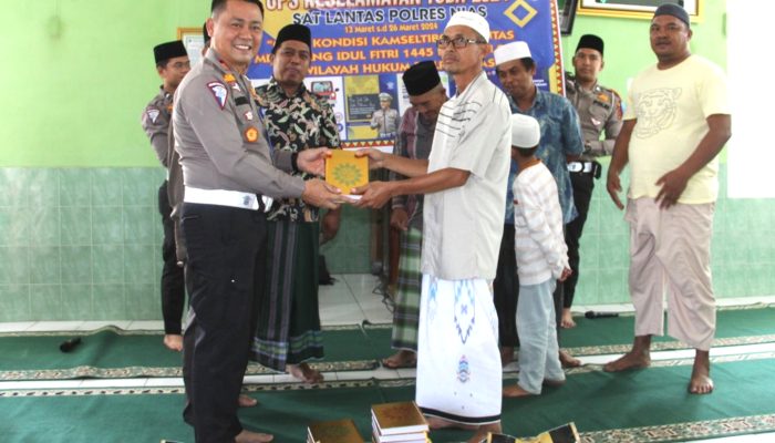 Aksi Kasat Lantas Polres Nias: Serahkan Al Qur’an dan Sembako ke Masjid