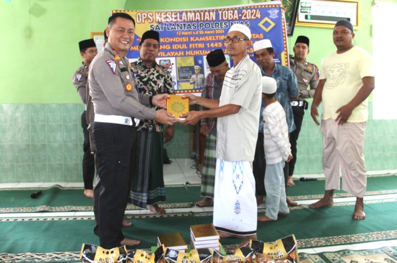 kasat Lantas Polres Nias AKP Sonahami Lase (kiri) saat menyerahkan Al Qur'an secara simbolis kepada BKM Masjid Taqwa Kota Gunungsitoli. Foto: Humas Polres Nias