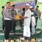 kasat Lantas Polres Nias AKP Sonahami Lase (kiri) saat menyerahkan Al Qur'an secara simbolis kepada BKM Masjid Taqwa Kota Gunungsitoli. Foto: Humas Polres Nias