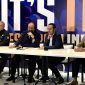 Ketua Umum Partai NasDem Surya Paloh (dua kiri) menyampaikan pernyataan sikap partai yang menerima hasil Pemilu 2024 dalam jumpa pers di Kantor DPP Partai NasDem, Jakarta, Rabu (20/3/2024). Foto: Antara/Genta Tenri Mawangi.
