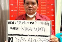 Tersangka kasus penipuan dan penggelapan modus calo Akpol, Nina Wati, saat diamankan polisi. Foto: Istimewa