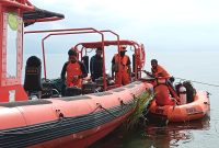 Tim SAR melakukan pencarian terhadap seorang warga yang dilaporkan tenggelam di perairan Danau Toba di Paropo, Silahisabungan, Kabupaten Dairi. Foto: Humas Basarnas Medan