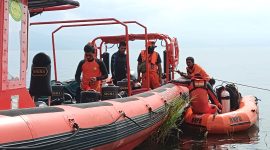 Tim SAR melakukan pencarian terhadap seorang warga yang dilaporkan tenggelam di perairan Danau Toba di Paropo, Silahisabungan, Kabupaten Dairi. Foto: Humas Basarnas Medan