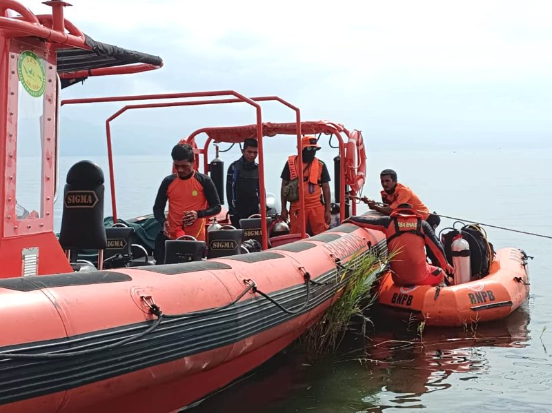 Tim SAR melakukan pencarian terhadap seorang warga yang dilaporkan tenggelam di perairan Danau Toba di Paropo, Silahisabungan, Kabupaten Dairi. Foto: Humas Basarnas Medan