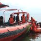 Tim SAR melakukan pencarian terhadap seorang warga yang dilaporkan tenggelam di perairan Danau Toba di Paropo, Silahisabungan, Kabupaten Dairi. Foto: Humas Basarnas Medan