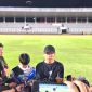 Shin Tae-yong memimpin latihan perdana timnas Indonesia jelang laga kontra Vietnam pada Kualifikasi Piala Dunia 2026 yang berlangsung di Stadion Madya, Jakarta, Senin (18/3). Foto: Antara