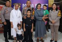 Kapolres Nias AKBP Revi Nurvelani bersama dua anak panti asuhan yang sembuh berkat bantuan Ibu Kapolri. Foto: Humas Polres Nias
