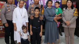 Kapolres Nias AKBP Revi Nurvelani bersama dua anak panti asuhan yang sembuh berkat bantuan Ibu Kapolri. Foto: Humas Polres Nias