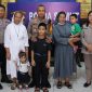 Kapolres Nias AKBP Revi Nurvelani bersama dua anak panti asuhan yang sembuh berkat bantuan Ibu Kapolri. Foto: Humas Polres Nias