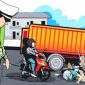 Ilustrasi kecelakaan lalu lintas antara truk dan pengendara sepeda motor. 