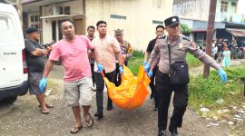Personel Polres Nias mengevakuasi jenazah warga yang ditemukan tewas di rumahnya, Selasa (26/3). Foto: Humas Polres Nias
