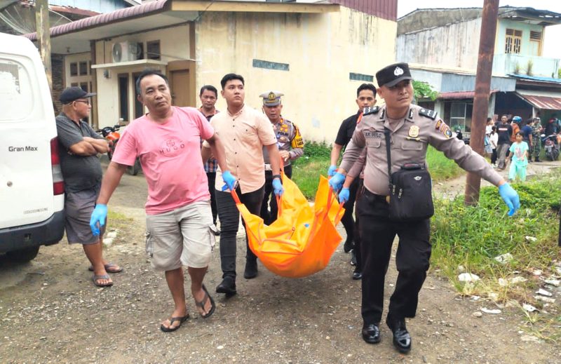 Personel Polres Nias mengevakuasi jenazah warga yang ditemukan tewas di rumahnya, Selasa (26/3). Foto: Humas Polres Nias