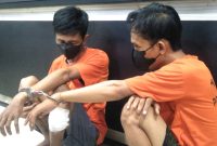 Kedua pelaku yang merampok pengendara di Jalan Setia Budi, Kota Medan setelah ditangkap polisi. (Foto: Istimewa) 