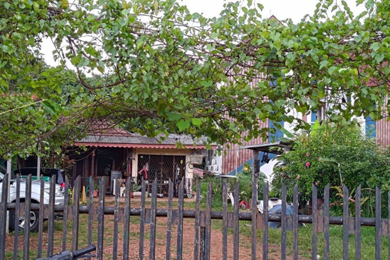 Suasana rumah yang diduga sebagai tempat praktik perdukunan di kawasan Sawah Lama, Ciputat, Kota Tangerang Selatan, Banten. Foto: Antara/Azmi Samsul Maarif