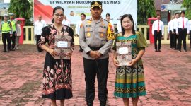 Kapolres Nias AKBP Revi Nurvelani memberikan penghargaan kepada dua warga yang membantu mengungkap kasus pembunuhan. Foto: Humas Polres Nias