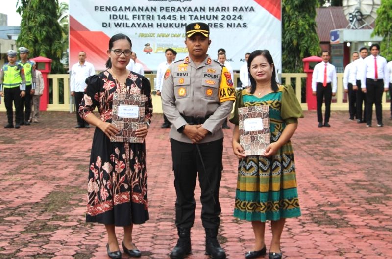 Kapolres Nias AKBP Revi Nurvelani memberikan penghargaan kepada dua warga yang membantu mengungkap kasus pembunuhan. Foto: Humas Polres Nias