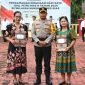 Kapolres Nias AKBP Revi Nurvelani memberikan penghargaan kepada dua warga yang membantu mengungkap kasus pembunuhan. Foto: Humas Polres Nias